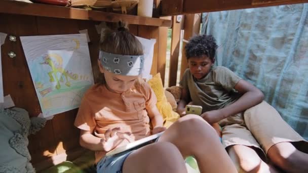 Kafkasyalı Ilkokul Çocuğunun Tablet Çizmek Için Parmağını Kullanırken Aynı Yaştaki — Stok video