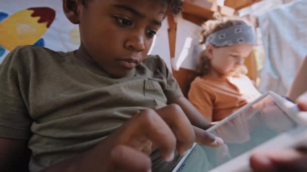 Holland Szög Afro Amerikai Elemi Korú Fiú Rajz Kép Tabletta — Stock videók