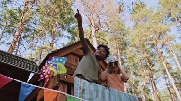 Holländska Vinkeln Afroamerikanska Och Kaukasiska Elementär Ålder Pojkar Rollspel Fort — Stockvideo