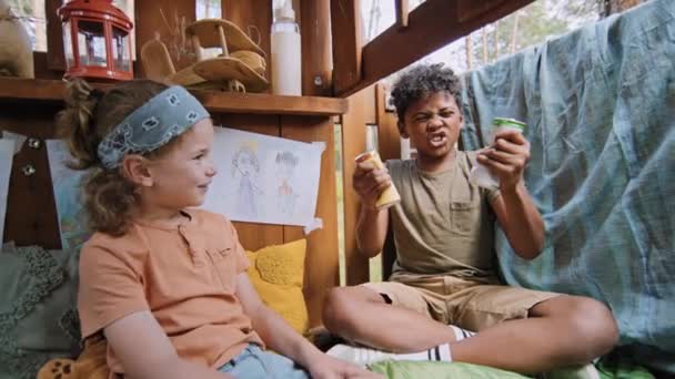 Střední Záběr Afroameričana Základní Věk Chlapec Sedí Podlaze Stromového Domu — Stock video