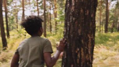 Afrika kökenli Amerikan ilköğretim çağındaki çocuğun gündüz vakti aynı yaştaki beyaz çocuğu yakalamaya çalışırken çekilmiş bir fotoğrafı.