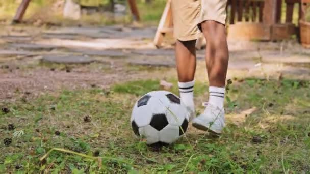 アフリカ系アメリカ人の小学生の追跡ショットは ボールを保持し 同じ年齢のコーカサス人の子供がそれを獲得しようとしています — ストック動画