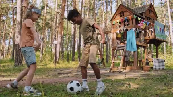 Śledzenie Pełnego Ujęcia Afroamerykanów Kaukaskich Chłopców Wieku Podstawowym Biegających Próbujących — Wideo stockowe