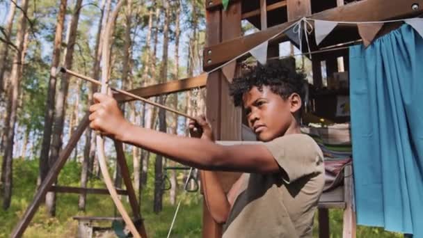 Середній Постріл Афроамериканського Хлопчика Початкового Віку Стрілянина Лук Дитячому Майданчику — стокове відео
