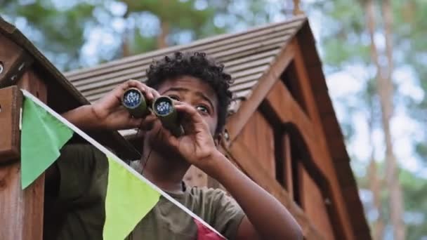 Holandský Úhel Detailní Záběr Afroamerického Žáka Základního Věku Binokulárním Vodivým — Stock video