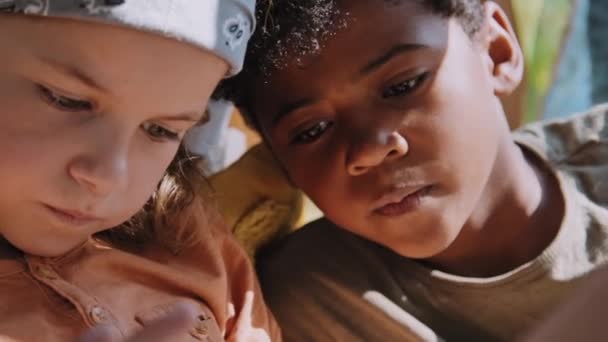 Afro Amerikan Kafkas Ilköğretim Çağındaki Çocukların Dinlenme Tablette Oyun Oynamalarına — Stok video