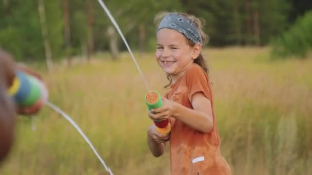 Langzaam Van Jonge Blanke Jongen Schieten Water Met Speelgoed Pistool — Stockvideo