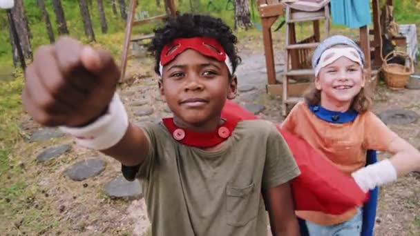 Medium Kamera Shake Afroamerikanska Elementär Ålder Pojke Poserar Superhjälte Kostym — Stockvideo
