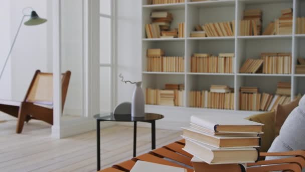 Vue Panoramique Complète Bibliothèque Dans Spacieux Appartement Condo Contemporain Converti — Video