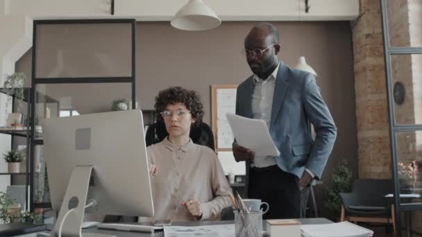 Средний Снимок Афроамериканского Мужчины Белой Женщины Работающих Офисе Смотрящих Экран — стоковое видео
