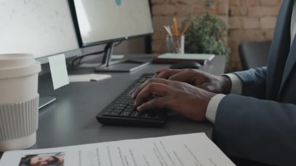 Céntrate Las Manos Oficinista Afroamericano Escribiendo Algo Teclado Oficina Durante — Vídeos de Stock