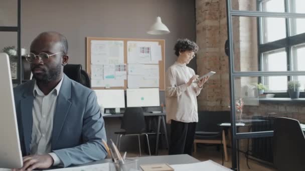 Bilgisayarda Çalışan Afro Amerikan Erkek Müdürün Tam Görüntüsü Masada Oturan — Stok video