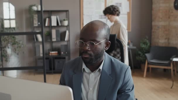 Slowmo Gerente Escritório Afro Americano Sentado Mesa Trabalhando Computador Enquanto — Vídeo de Stock