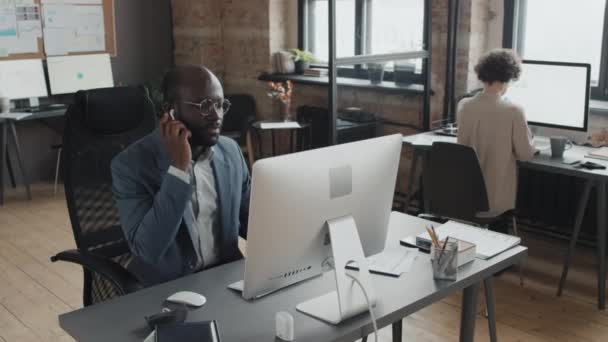 Yüksek Açılı Afrikalı Amerikalı Erkek Ofis Çalışanı Bilgisayarla Masada Oturup — Stok video