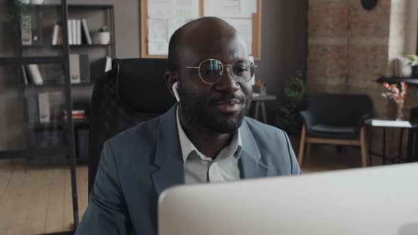 非洲裔美国男性办公室工作人员中特写镜头 连接视频通话和客户介绍项目 — 图库视频影像