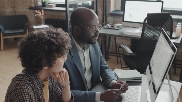 Medelstor Närbild Afroamerikanska Och Kaukasiska Chefer Tittar Datorskärmen Diskuterar Projektfrågor — Stockvideo