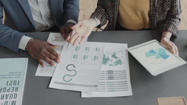 Vysokoúhlý Náklon Snímku Afroameričtí Bělošští Spolupracovníci Studující Analyzující Data Při — Stock video