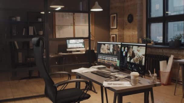 Brak Ludzi Zoom Ujęcia Kolorowe Miejsce Pracy Biurkiem Krzesłem Dwoma — Wideo stockowe