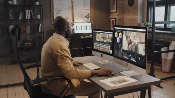 따뜻한 빛으로 사무실에서 컴퓨터에서 비디오 프로젝트 아프리카계 미국인 편집기의 — 비디오