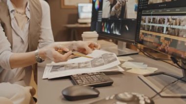 Akşamları çatı katında proje tartışması yapan beyaz kadın yönetici ve erkek çalışanın ellerine odaklan.