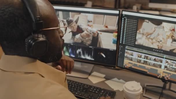 非洲裔美国男性自由撰稿人坐在办公桌编辑镜头前 晚上在办公室喝咖啡 拍了照 — 图库视频影像