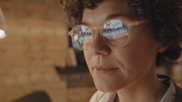Κοντινό Πλάνο Καυκάσιας Γυναίκας Που Φοράει Γυαλιά Αντανάκλαση Της Οθόνης — Αρχείο Βίντεο