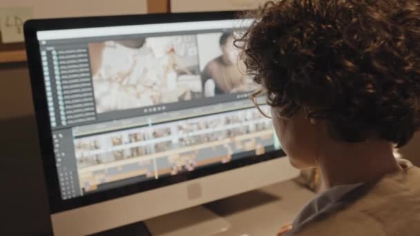 Beyaz Kadının Bilgisayar Ekranı Montaj Görüntülerine Bakarken Omuz Üstünden Çekilen — Stok video