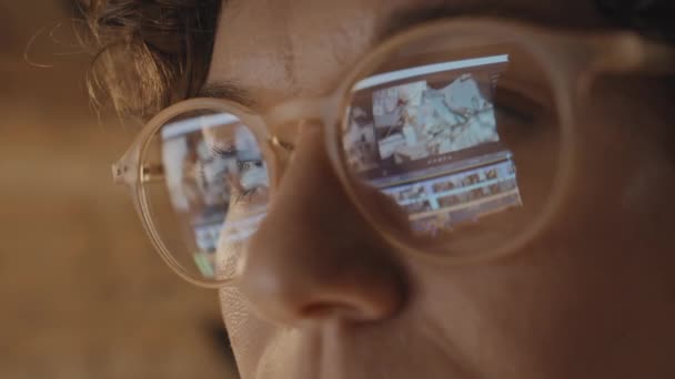 Extrem Närbild Bild Kaukasiska Kvinna Bär Glasögon Med Datorskärm Reflektion — Stockvideo