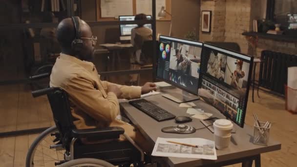 Komplette Aufnahme Eines Afroamerikanischen Büroangestellten Der Rollstuhl Schreibtisch Sitzt Auf — Stockvideo