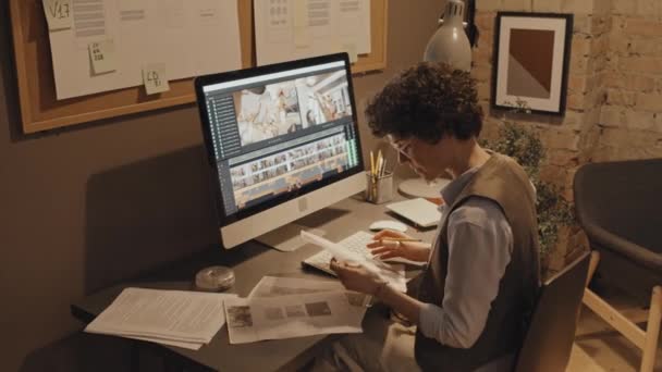 Střední Záběr Bělošky Která Sedí Stolem Kanceláři Studuje Projektové Dokumenty — Stock video