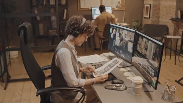 Full Shot Vrouwelijke Blanke Producent Kijken Naar Twee Schermen Vergelijken — Stockvideo