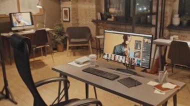 Bilgisayar ekranlarında görüntüler olan rahat ofis içi çekimleri yok.