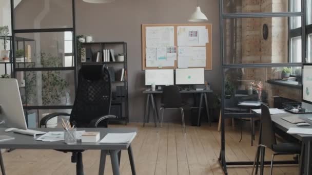 Kein Mensch Zoomt Tagsüber Büro Mit Schreibtisch Computer Und Board — Stockvideo