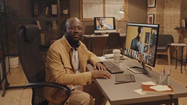 Portret Dolly Zoom Męskiego Pracownika Biurowego Afroamerykanów Siedzącego Przy Biurku — Wideo stockowe