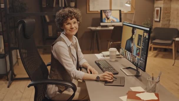 Dolly Zoom Portrét Ženy Běloška Manažer Usmívá Drží Stylus Sedí — Stock video