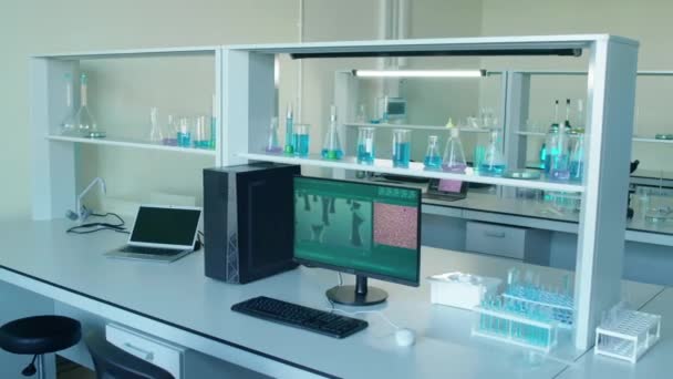 Inga Människor Panorerar Rätt Skott Kemiska Laboratorium Med Datorer Skrivbord — Stockvideo