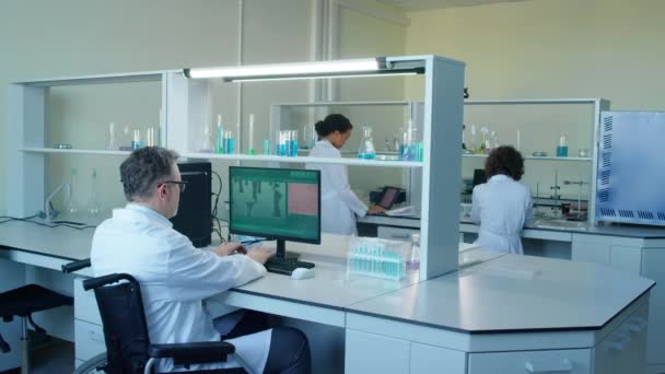 不同的科学家小组白天在实验室用瓶子和计算机工作的时间 — 图库视频影像