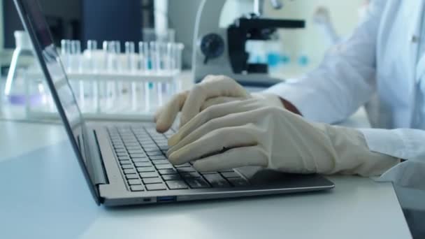 Fokusera Händerna Oigenkännlig Medicinsk Arbetare Skriva Något Tangentbordet Laboratorium Dagtid — Stockvideo