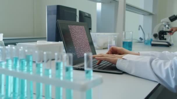 白天穿着白色医用长袍的实验室工作人员在键盘上打字时 正对着他们的手 — 图库视频影像