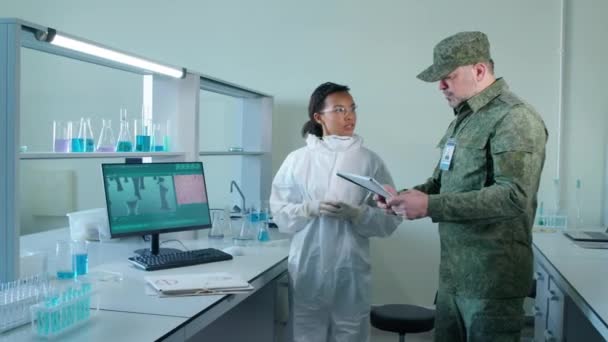 Full Shot Biracial Mujer Científica Traje Protección Diciendo Militar Caucásico — Vídeos de Stock