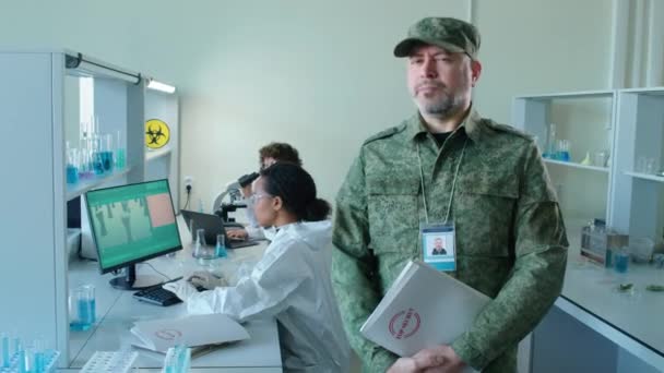 Porträtt Allvarligt Ser Militär Man Håller Topphemlig Mapp Med Dokument — Stockvideo