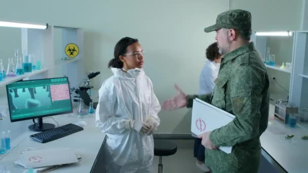 Mediana Slow Shot Militar Caucásico Hombre Mujer Biracial Científico Estrechando — Vídeos de Stock