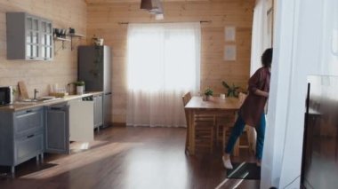 Kadın, etnik çeşitliliğe sahip iki tamirciye kapıyı açıyor ve onlardan biriyle sorunu tartışıyor.