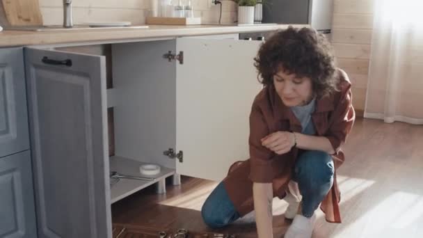 Moderna Mujer Caucásica Fallando Para Arreglar Rotura Cocina Llamando Fontanero — Vídeos de Stock