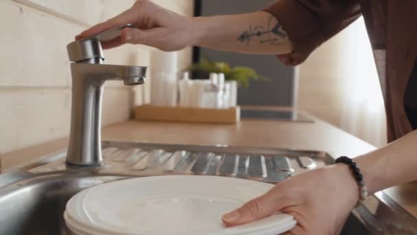 Onherkenbare Vrouw Brengt Borden Wassen Kraan Aan Krijgt Geen Water — Stockvideo