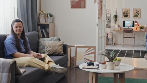 Sendromlu Beyaz Bir Kızın Oturma Odasında Kanepede Rahatça Oturup Kameraya — Stok video
