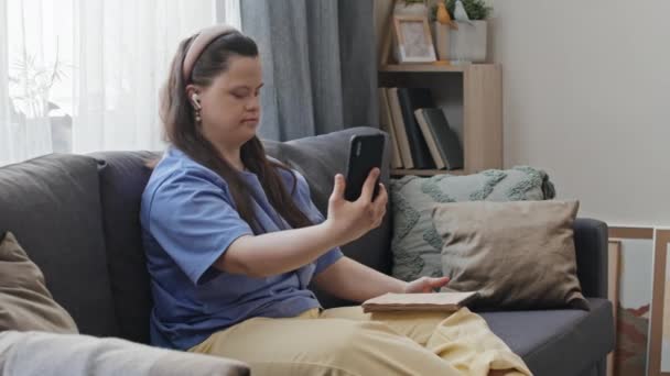 Medium Bild Ung Kvinna Med Syndrom Sitter Soffan Vardagsrummet Chatta — Stockvideo