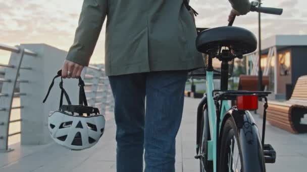 Средний Вид Сзади Замедленное Движение Неузнаваемой Женщины Велосипедом Держащей Шлем — стоковое видео