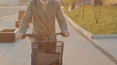 Tanımlanamayan bir kadının sabah bisiklet sürerken çekilmiş resimlerini çekmek.