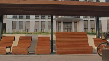 Modern Kafkas kadınlarının şık günlük kıyafetler giyip güneşli bir sabahta işe bisikletle giderken uzun bir pozu.